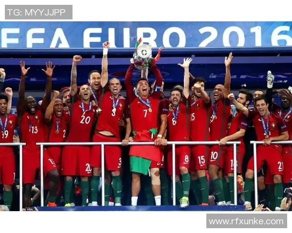 天下足球传奇之路:那些改变历史的球员与瞬间 天下足球传奇之路:那些改变历史的球员与瞬间